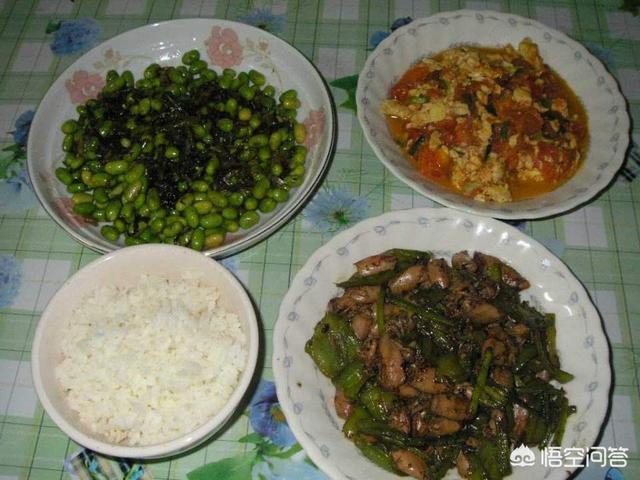 農村老人說：“桌上不擺三盤菜，六人不坐烏龜席”，為啥不擺三盤菜？烏龜席是啥？