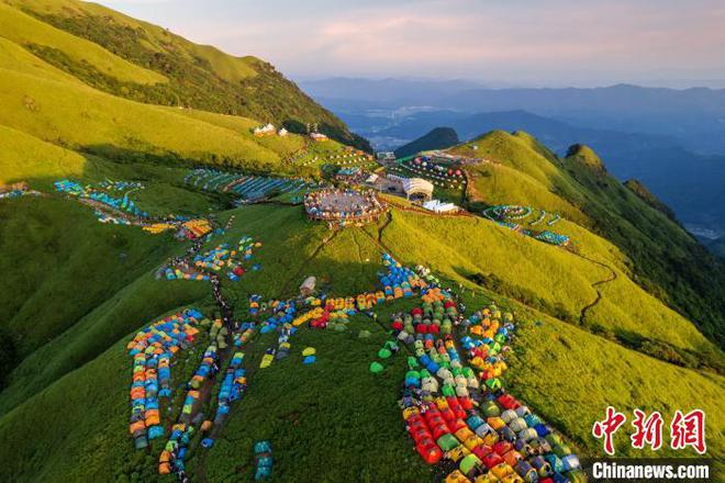 航拍江西武功山壯美日出 高山草甸綠意盎然帳篷滿山頂