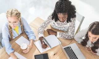 如何提高自己的商務禮儀修養 怎么提高自己的商務禮儀修養