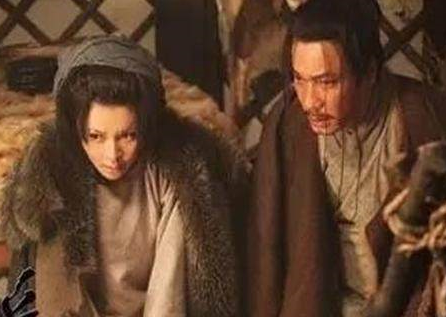 秦檜跪像旁邊的女性是誰？她為什么要跪著