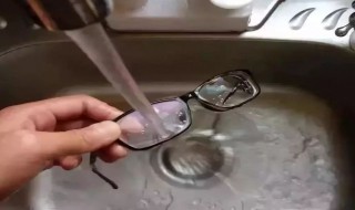 洗潔精洗眼鏡越洗越花 原來眼鏡需要這樣清洗才干凈