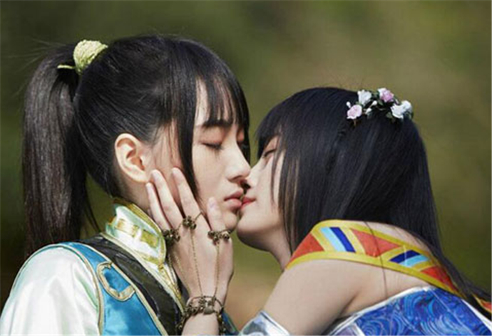鞠婧祎初吻給了誰 鞠婧祎被吻照片真假
