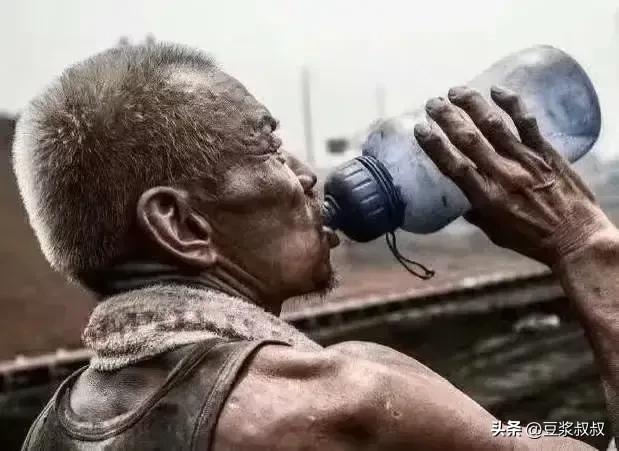 窮人家的孩子步入社會后，沒有父母的幫襯，活得很累。你怎么看？