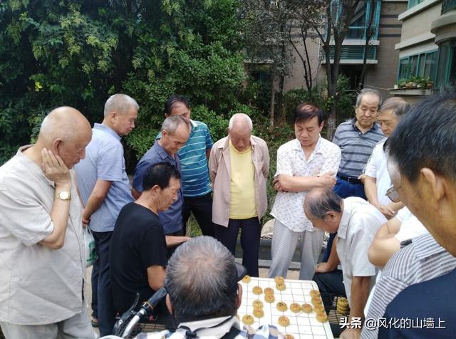 在路邊擺“象棋殘局”賺錢的人，不怕遇到象棋高手嗎？