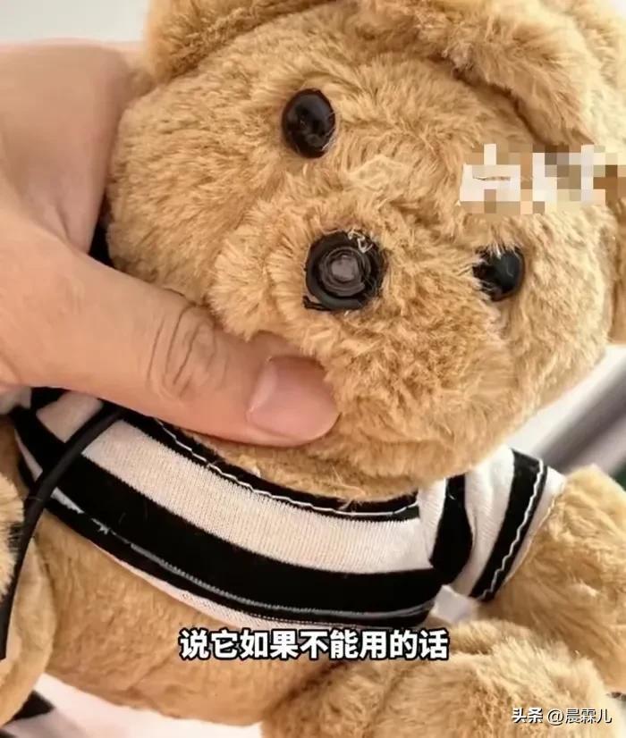 電影情節在現實中發生：男子套圈贏得娃娃，發現內藏攝像頭
