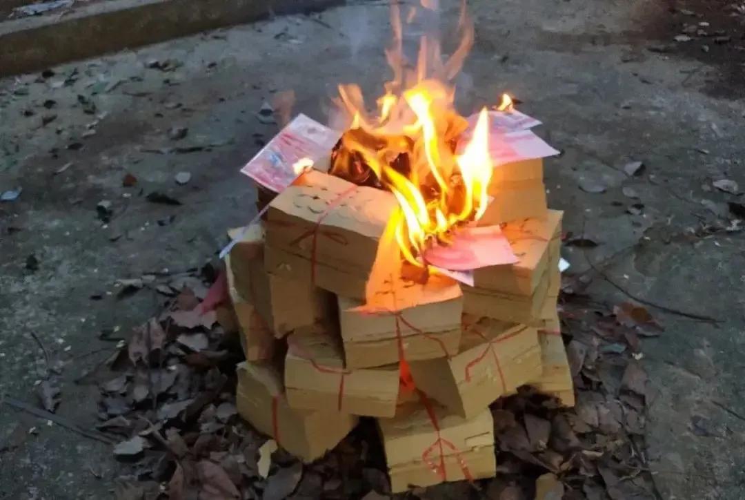 清明時節，燒紙祭奠是陋習？不，是你燒紙的方式錯了