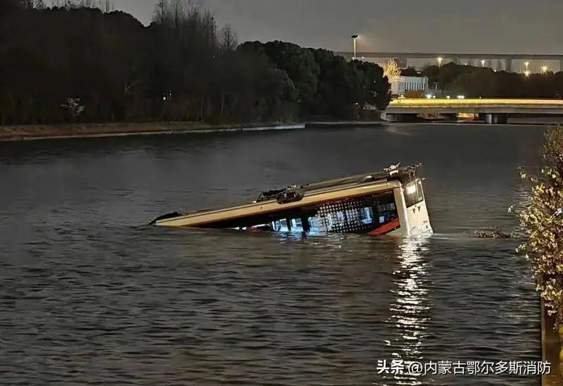 上海71路公交車墜河，官方：司機疑突發疾病，事發時車上無乘客
