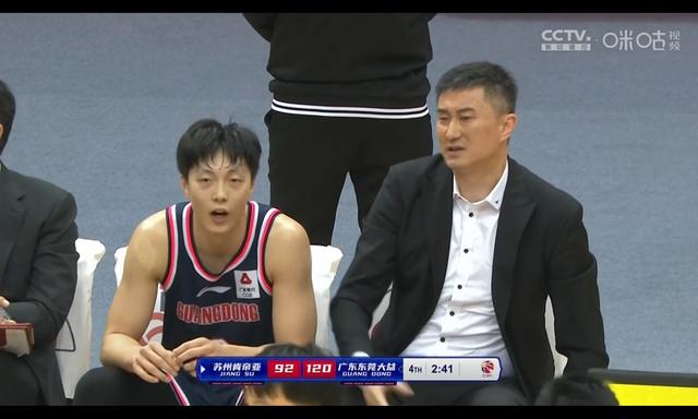 深圳球迷喊周鵬mvp，主場戰宏遠，像廣廈一樣爆冷，還是淪陷？