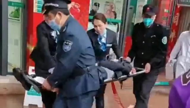 男子持榔頭進入銀行打傷女職員，竟然有人說“干得好”，行兇怎么就有理了，你怎么看？