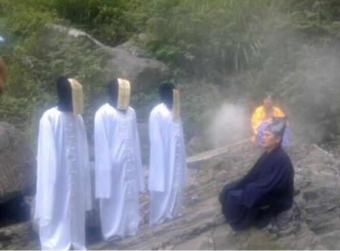 湘西趕尸有真實的圖片嗎 趕尸的原理其實是有人背著尸體