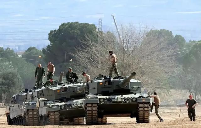 俄軍接收數百輛先進坦克，烏軍接收西方援助，究竟能否影響戰局？