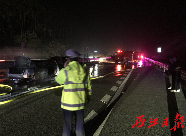 ??點贊！消防車出警被堵隧道內，肇慶上演教科書式“45度讓路法”