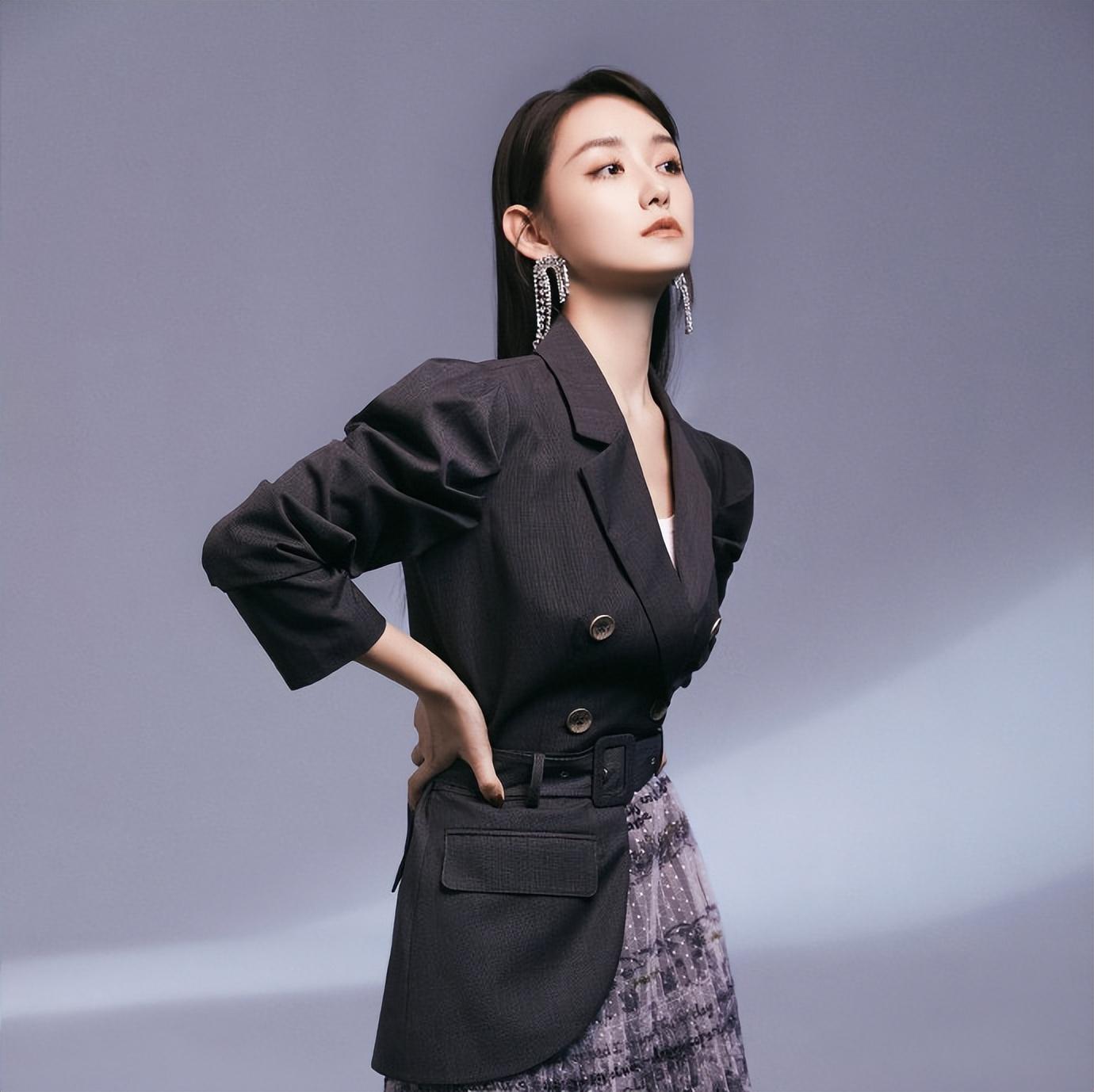 蔣依依出席活動不小心拽壞裙子？蔣依依：這下子要賠錢了？
