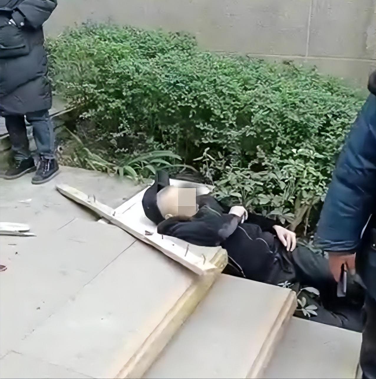 男孩樓頂扔木塊砸死老人 父母:無錢賠償 物業：我沒責任