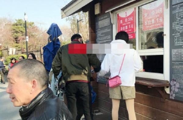 網友拍到兩人牽手