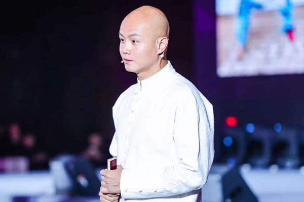 樂嘉醉酒事件視頻始末 喝了兩瓶白酒嘴里直說tmd