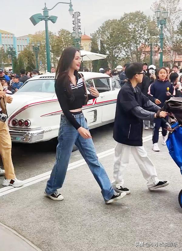 古力娜扎現身度假區，網友們注意力卻在褲子上，“沒身材穿不了”