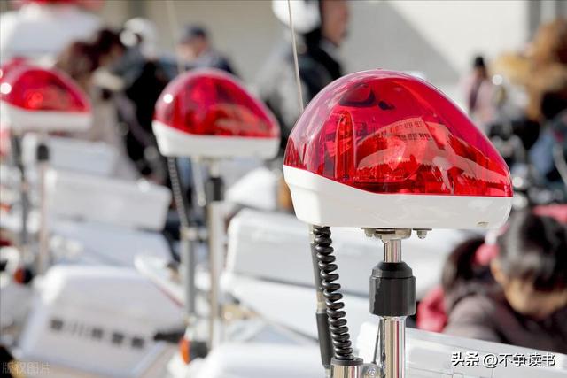 醫生騎電瓶車闖了紅燈交警扣車時，醫生說要去搶救病人。交警會怎么處理？你怎么看？