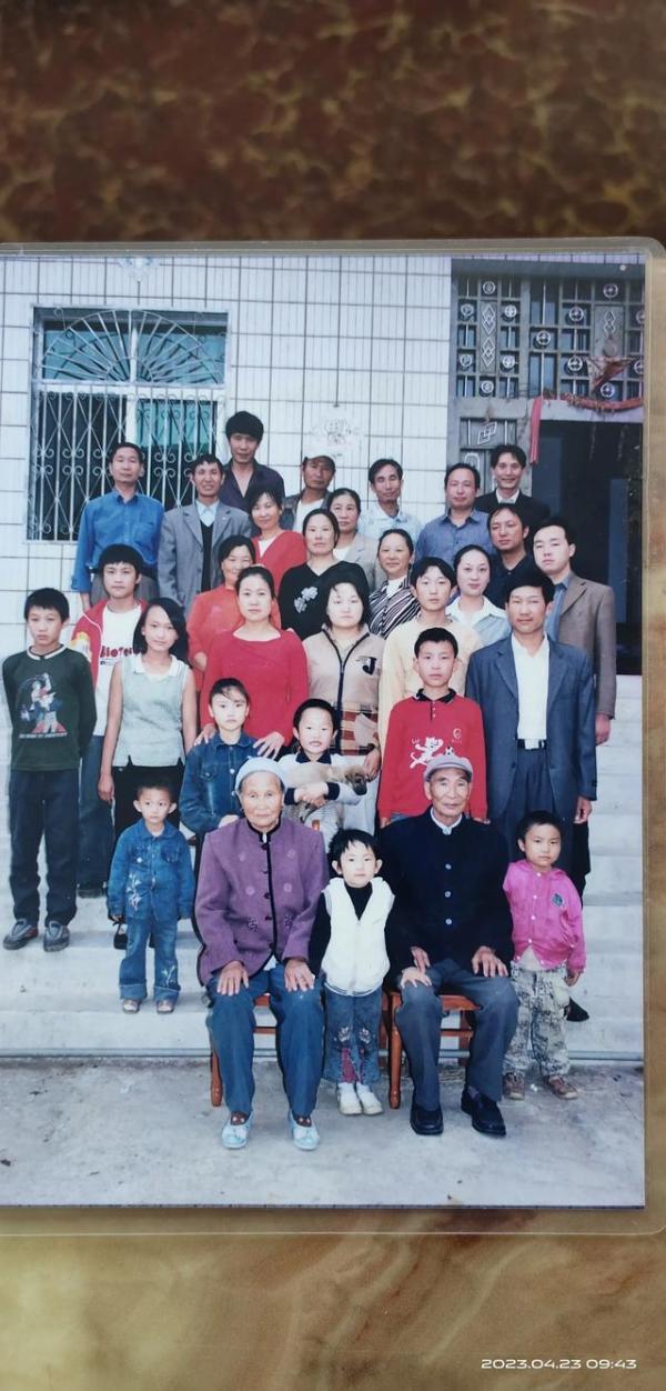在酒店喝喜酒把桌子上的酒拿回來，這樣做好不好？