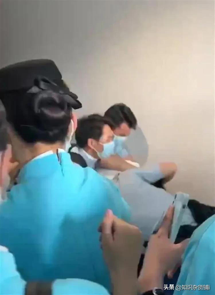 飛行員在廁所偷拍乘務員，被抓現行！