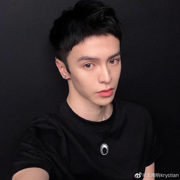 星二代王南鈞是不是混血他媽媽照片超美 經紀公司是黑金