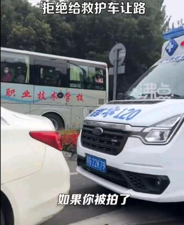 小車路口等紅燈擋住救護車，救護車司機下車求行，司機拒絕讓行！
