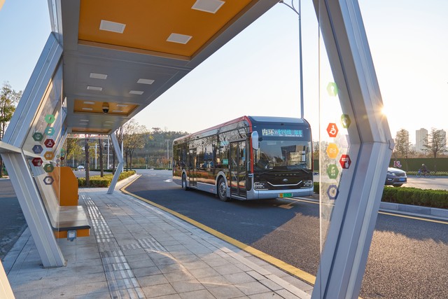 公交車進站，司機看到乘客飛奔過來，該不該立即啟動就走？