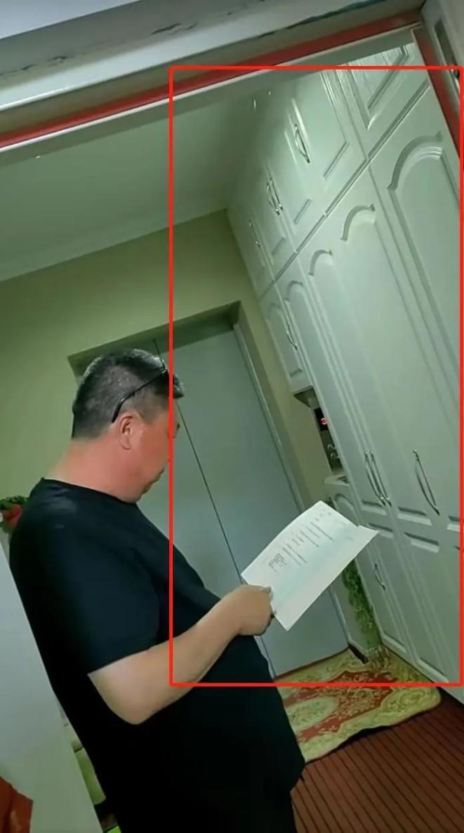 房子被鄰居用衣柜堵門后續：開發商將房子買回，當事人已收到房款
