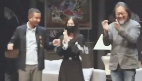 文章大女兒看話劇被拍！牽爸爸手走路顯緊張，14歲個子接近成年人