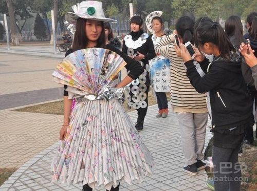 廢物利用服裝秀怎么做