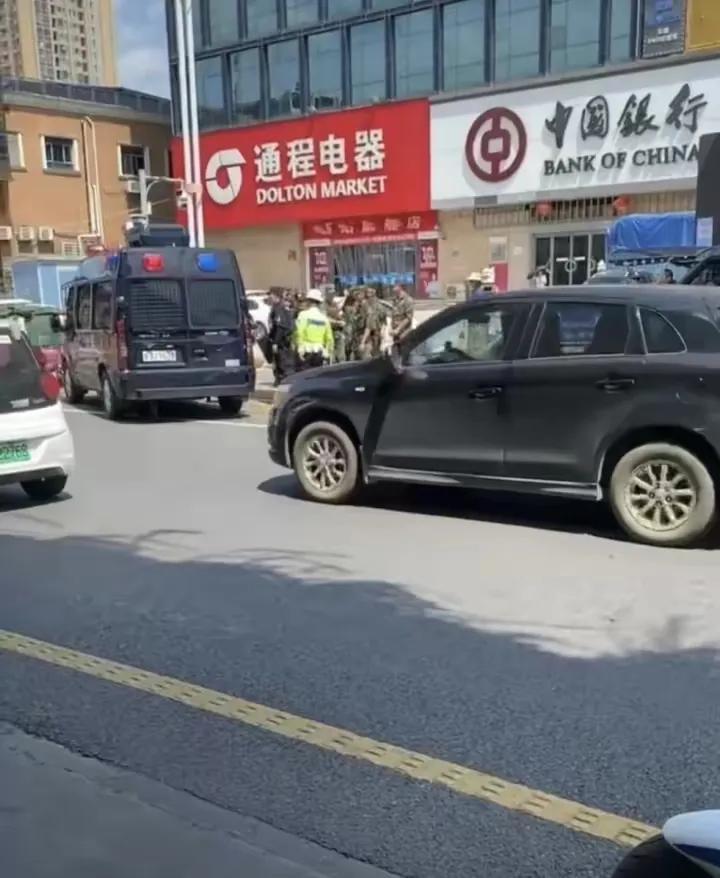湖南長沙驚現銀行搶劫案？警方緊急出動，嫌疑人已被控制