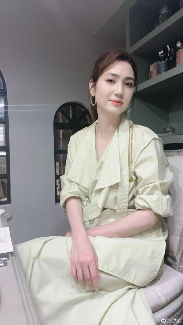 51歲「凍齡女神」為渣男未婚生子！「星二代」兒子繼承美貌入行