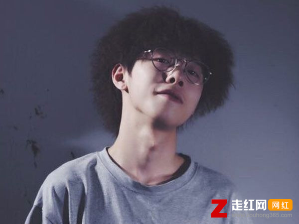 偶像練習生第一期誰坐的第一，原來是退賽的宋睡覺
