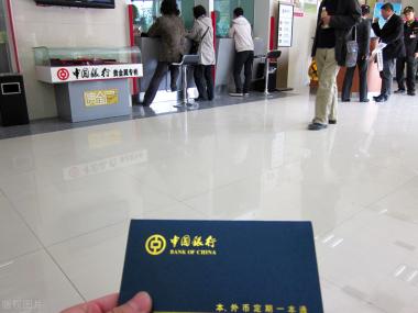 銀行存款不安全，理財也虧損，老人如今該怎么辦？
