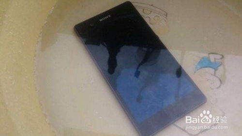 手機掉水里開不了機怎么辦 手機掉水里開不了機怎么解決