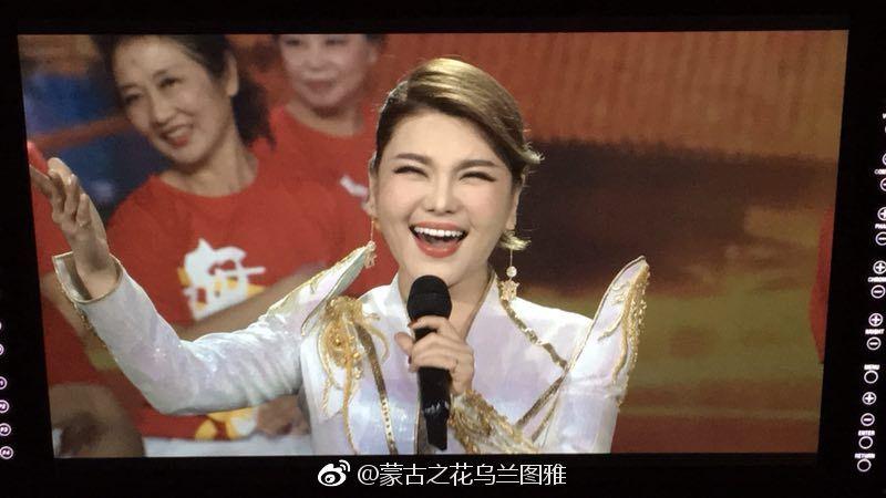 烏蘭圖雅的眼睛好丑怎么回事(烏蘭圖雅是近視眼嗎?)