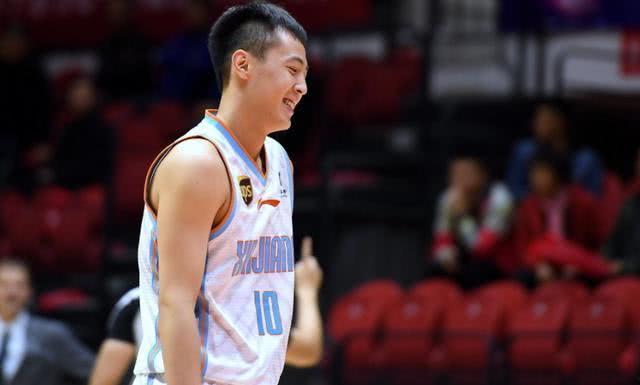 系列賽2-0領先，新疆男籃全體給曾令旭慶生，李根蛋糕砸臉氛圍其樂融融，你怎么看？ 