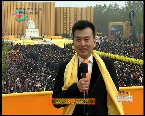 張澤群現在主持什么節目？張澤群的妻子是楊(主持人張澤群近照)