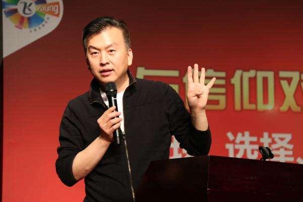 張澤群現在主持什么節目？張澤群的妻子是楊(主持人張澤群近照)